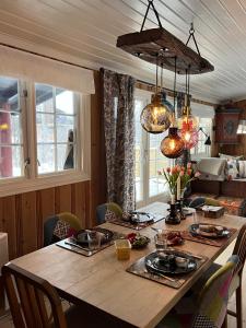 ห้องอาหารหรือที่รับประทานอาหารของ Cozy cabin in the center of Geilo