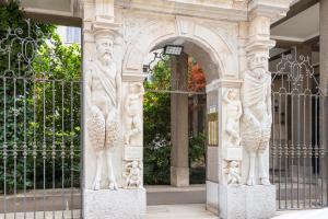 een gebouw met een poort met beelden erop bij Milano Classy Heritage Home, City Center in Milaan