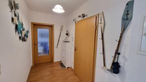 een kamer met een gang met een deur en een bezem bij Dünengarten - 40-20 in Kühlungsborn