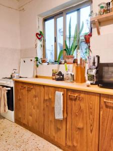 eine Küche mit einer Arbeitsplatte und einem Fenster in der Unterkunft Cute Townhouse in Maltese Village Close To St Peters Pool in Żejtun