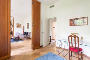 een kamer met een glazen tafel en een rode stoel bij Milano Classy Heritage Home, City Center in Milaan