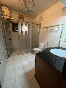 La salle de bains est pourvue d'un lavabo et de toilettes. dans l'établissement STONEROCK CASTLE, à Hyderabad