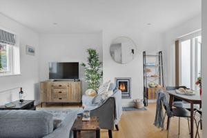 a living room with a couch and a table at Vickery's Cottage in Woodbury