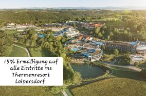 een luchtfoto van een resort met de tekst naar buiten bij Gästehaus Ranftl in Unterlamm