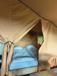 Postel nebo postele na pokoji v ubytování Luxe safaritent