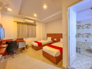 Postel nebo postele na pokoji v ubytování Mystic Aero Hotel Near Bangalore International Airport + 37 fotografií