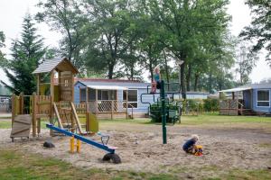 - une aire de jeux pour enfants sur le sable dans l'établissement Safaritent of Chalet, à Neede