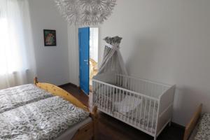 เตียงในห้องที่ Ruhige FeWo im Nussbaumhof - Komfort & historisches Ambiente