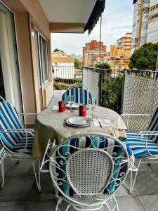 una mesa y sillas en un balcón con vistas en Apartamento playa Muchavista de 3 hab y piscina, en El Campello