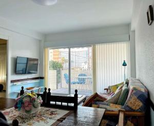 - un salon avec un canapé et une table dans l'établissement Apartamento playa Muchavista de 3 hab y piscina, à El Campello