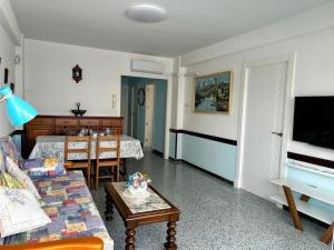 sala de estar con sofá y mesa en Apartamento playa Muchavista de 3 hab y piscina, en El Campello