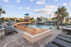Ocean View Blues- Caribbean Resort 7th fl في ميرتل بيتش: مسبح بزحليقة في منتجع