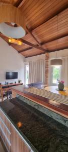 a large living room with a tub and a television at Pouso Mantiqueira in Cunha