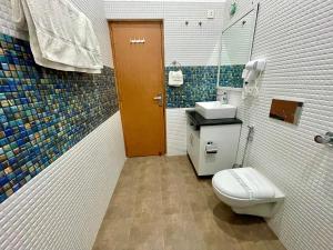 La Curcuma Luxury Homestay في خاجوراهو: حمام مع مرحاض ومغسلة