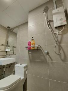 uma casa de banho com um chuveiro, um WC e um lavatório. em DSara Cozy Homestay, 1-5Pax - DS1 em Sungai Buluh