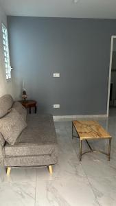- un salon avec un canapé et une table basse dans l'établissement Le Cacique 012, à Grand-Bourg