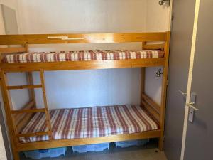 Palanda nebo palandy na pokoji v ubytování Studio en bord de mer