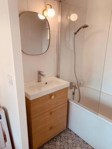 een badkamer met een wastafel, een douche en een spiegel bij L'Appart 204, Superbe Appartement en Résidence in Villers-sur-Mer