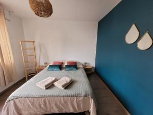 1 dormitorio con 1 cama con 2 almohadas en Charmante maison à Stotzheim, 1 à 6 personnes, en Stotzheim