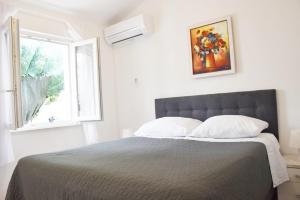 ドゥブロヴニクにあるApartments Vulicevicのベッドルーム1室(大型ベッド1台、窓付)