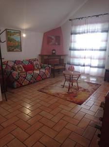 salon z kanapą i stołem w obiekcie B&B Angels w mieście Canosa Sannita