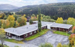 uma vista aérea de um edifício com estacionamento em Nordpå Hub em Haltdalen