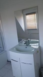 Baño blanco con lavabo y espejo en La Désirade Audresselles, charmante maison à 250 m de la plage, en Audresselles