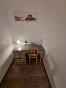 a desk with a chair and a picture on the wall at La Désirade Audresselles, charmante maison à 250 m de la plage in Audresselles +28 photos