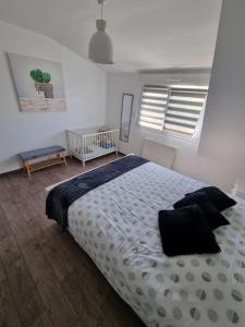 1 dormitorio con 1 cama grande en una habitación en La Désirade Audresselles, charmante maison à 250 m de la plage, en Audresselles