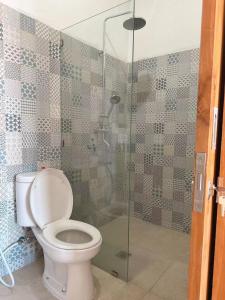 水明漾‎的住宿－Y&J，一间带卫生间和玻璃淋浴间的浴室