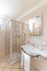 y baño con ducha y lavamanos. en Hotel Principe d'Aragona, en Módica