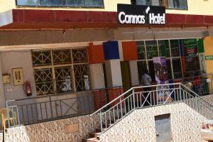 un edificio con una señal que lee crímenes cerdo en The Cannas Hotel Suites, en Kisii