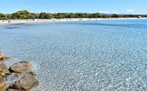 um grande corpo de água com pedras e uma praia em Casa Lubiana em Carbonia