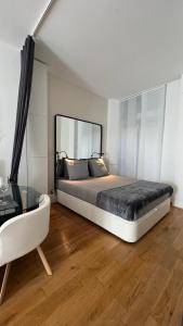 巴黎的住宿－Le refuge du 15，一间卧室配有一张床、一张桌子和一把椅子