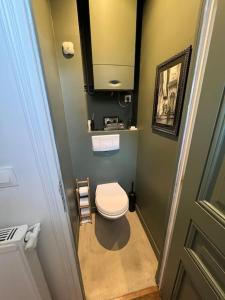 een kleine badkamer met een toilet in een kamer bij Charme et confort à 10 minutes du centre de Paris in Courbevoie