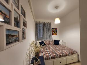 a small bedroom with a bed and a window at Pretty Home in Acireale