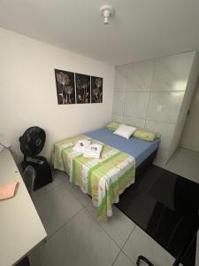 a small bedroom with a bed and a desk at Aero-Quarto aconchegante 2 in Bayeux