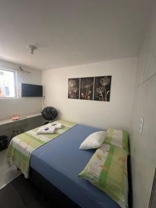 a small bedroom with a bed and a window at Aero-Quarto aconchegante 2 in Bayeux