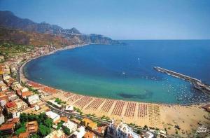 eine Luftansicht auf einen Strand und das Meer in der Unterkunft Casa Vacanze Rosy in Giardini-Naxos