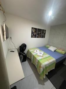 ein kleines Schlafzimmer mit einem Bett und einem Schreibtisch in der Unterkunft Aero-Quarto aconchegante 2 in Bayeux