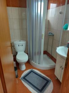 ein Bad mit einem WC, einer Dusche und einem Waschbecken in der Unterkunft Georgios home in Iraklio