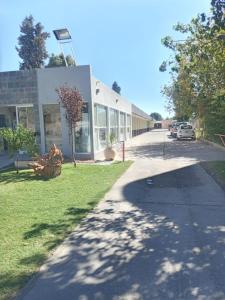 un edificio con una calle delante de él en hotel el retorno en Catriel