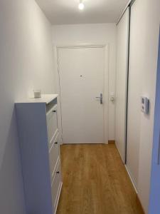 an empty room with a white closet and a door at Appartement JO, proche Paris in Guyancourt