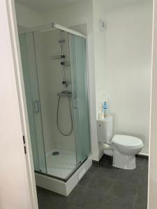 bagno con doccia in vetro e servizi igienici di Appartement JO, proche Paris a Guyancourt