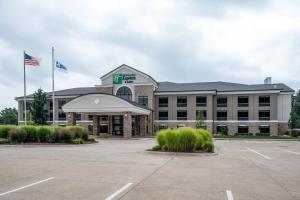 an office building with a parking lot at Holiday Inn Express & Suites Wadsworth by IHG in Wadsworth