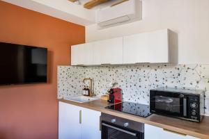 een keuken met een spoelbak en een magnetron bij Pavillon Eden « Le cocon » in Parijs +20 foto's