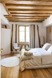 een slaapkamer met een groot bed met een houten plafond bij Pavillon Eden « Le cocon » in Parijs