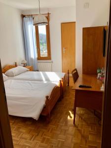 Postel nebo postele na pokoji v ubytování Ristorante Bar Pensione Novaggio