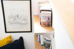 una foto di un libro su uno scaffale in una stanza di Serene Retreat in Chapel Stile by LetMeStay ad Ambleside