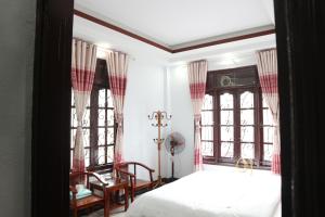 - une chambre avec un lit et 2 fenêtres dans l'établissement MÂY NÚI SA PA, à Sa Pa